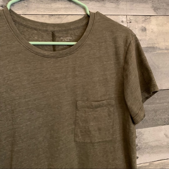 ❗️$5❗️Women’s A+F olive pocket tee size S - Picture 3 of 5